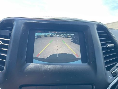 Used 2019 Jeep Cherokee Latitude Plus w/ Cold Weather Group AWD/4WD image 6