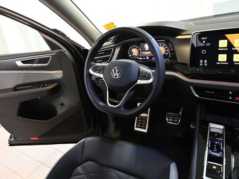 Used 2024 Volkswagen Atlas Peak Edition SE AWD/4WD image 32