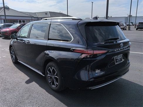 Used 2025 Toyota Sienna Platinum image 5