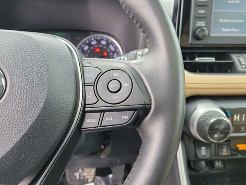 Used 2019 Toyota RAV4 XLE Premium image 23