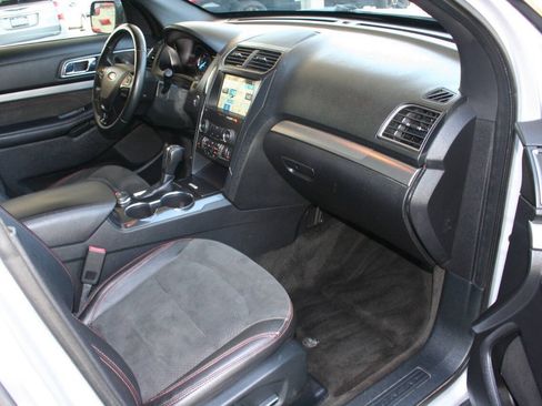 Used 2018 Ford Explorer XLT w/ Equipment Group 202A AWD/4WD image 13