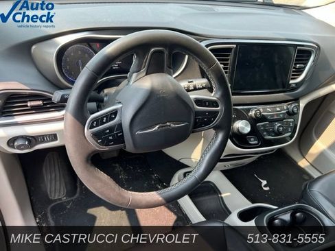 Used 2023 Chrysler Pacifica Touring-L FWD image 6