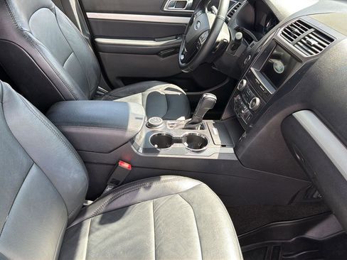 Used 2017 Ford Explorer XLT w/ Equipment Group 202A AWD/4WD image 29
