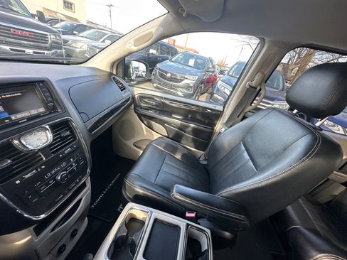 Used 2014 Chrysler Town & Country Touring image 24