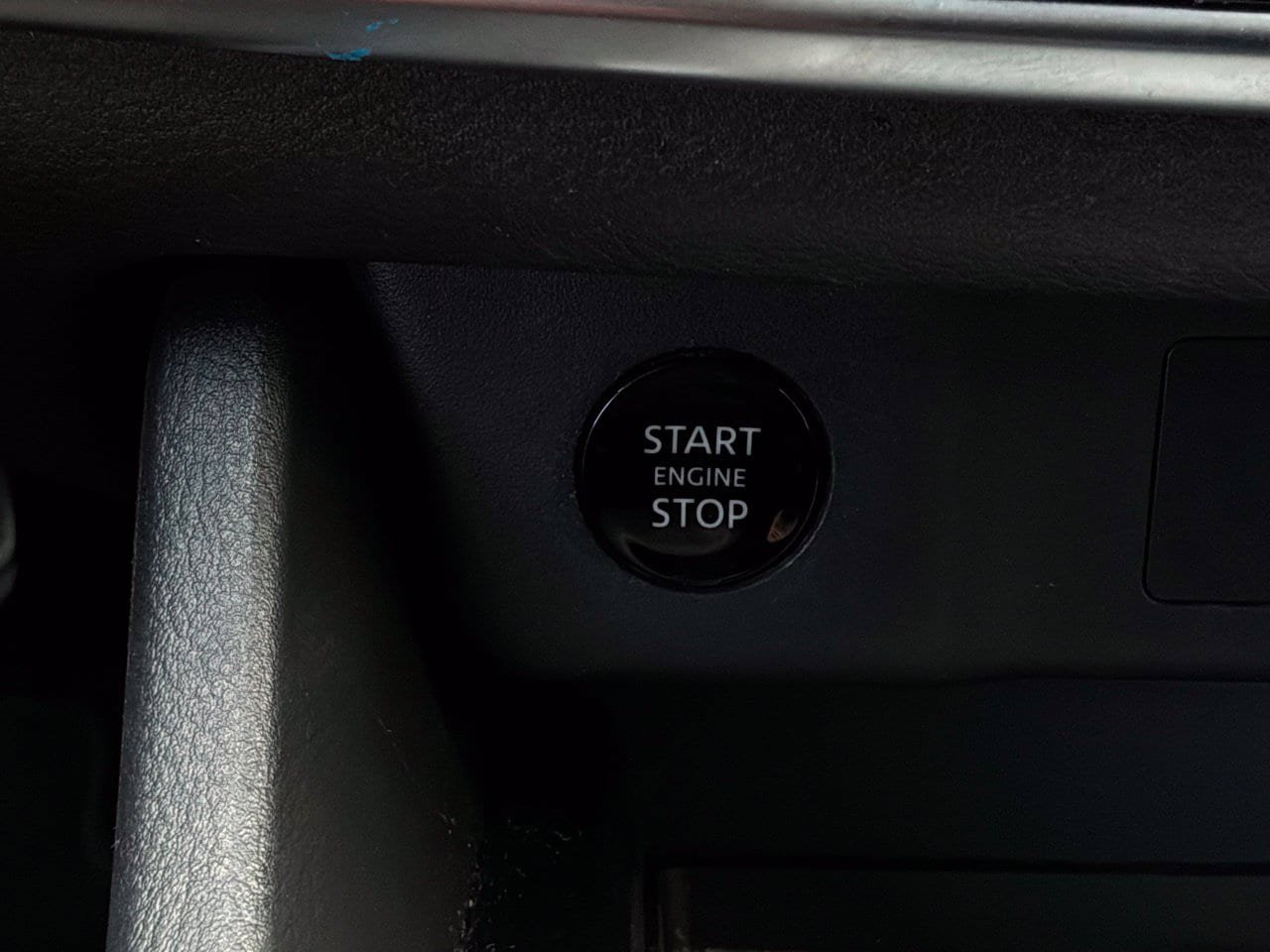 Used 2025 Nissan Rogue SV FWD image 29