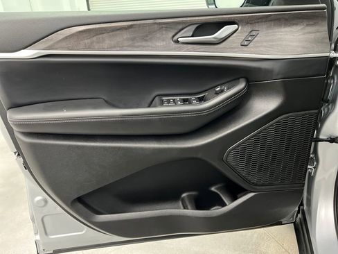 Used 2024 Jeep Grand Cherokee L Limited w/ Luxury Tech Group II image 11