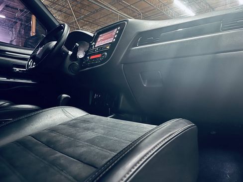 Used 2019 Mitsubishi Outlander LE FWD image 23