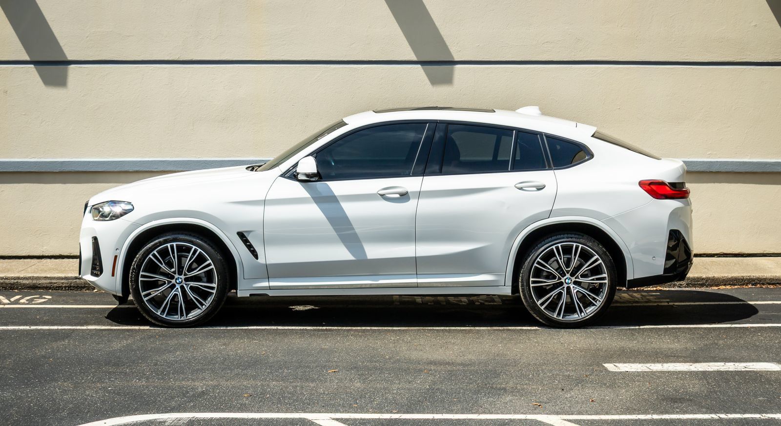 Used 2023 BMW X4 xDrive30i w/ M Sport Package AWD/4WD image 4