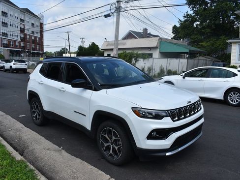 Used 2025 Jeep Compass Limited AWD/4WD image 4