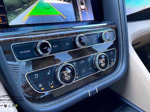 Used 2021 Bentley Bentayga image 28