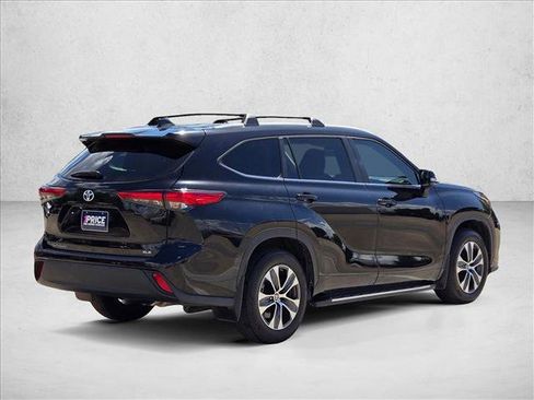 Used 2023 Toyota Highlander XLE FWD image 5