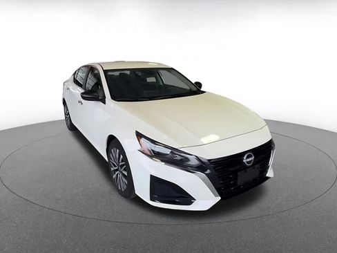 Used 2025 Nissan Altima 2.5 SV image 3