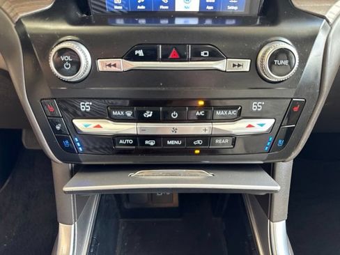 Used 2020 Ford Explorer Platinum w/ Premium Technology Package AWD/4WD image 22