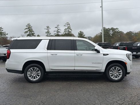 Used 2024 GMC Yukon XL SLT w/ SLT Premium Package image 11