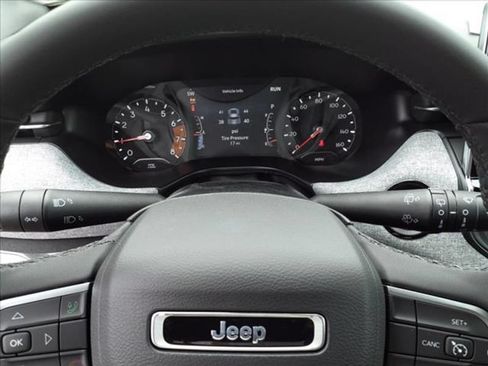 Used 2024 Jeep Compass Latitude AWD/4WD image 14
