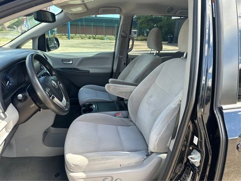 Used 2020 Toyota Sienna LE image 10