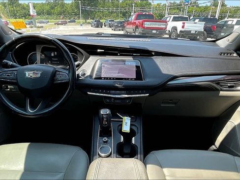 Used 2019 Cadillac XT4 Luxury w/ Cold Weather Package FWD image 5
