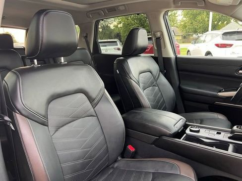 Used 2024 Nissan Pathfinder Platinum image 17