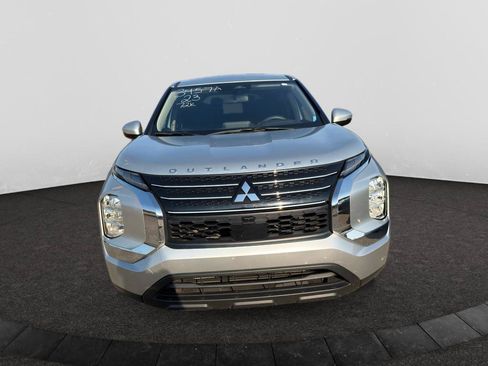 Used 2023 Mitsubishi Outlander ES FWD image 2