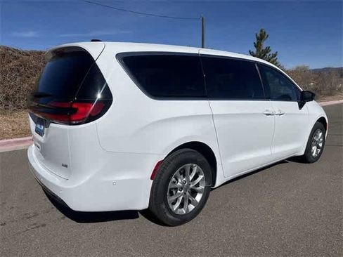 New 2025 Chrysler Pacifica Select w/ Uconnect Theater Family Group image 31
