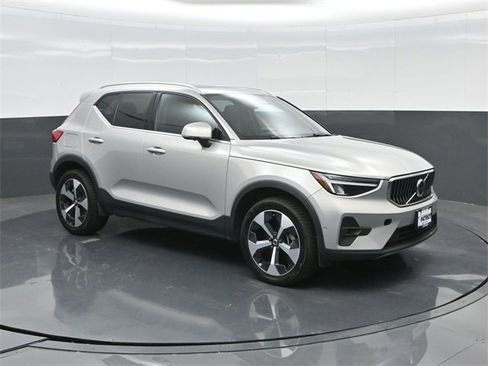 Used 2024 Volvo XC40 B5 Plus image 6