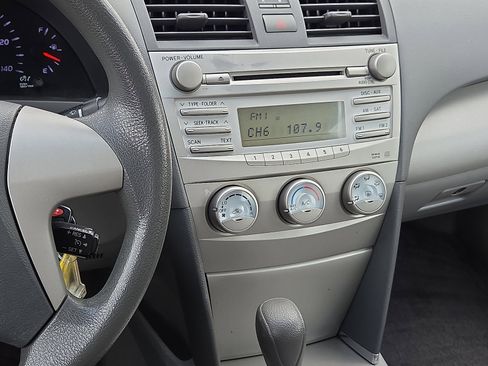 Used 2011 Toyota Camry LE image 16