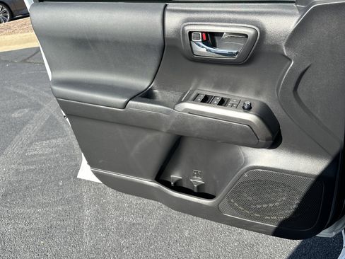 Used 2022 Toyota Tacoma TRD Off-Road image 17