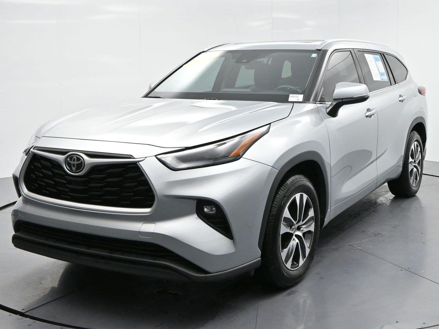 Used 2022 Toyota Highlander XLE FWD image 3