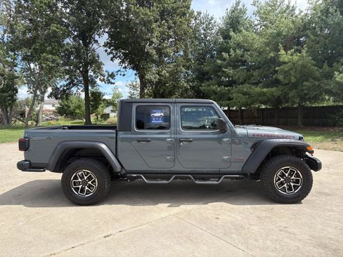 Used 2024 Jeep Gladiator Rubicon w/ Technology Group AWD/4WD image 25