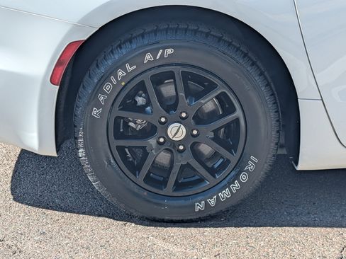 Used 2024 Chrysler Pacifica Touring-L image 7