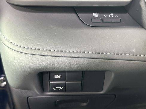 Used 2022 Toyota Highlander XLE image 18