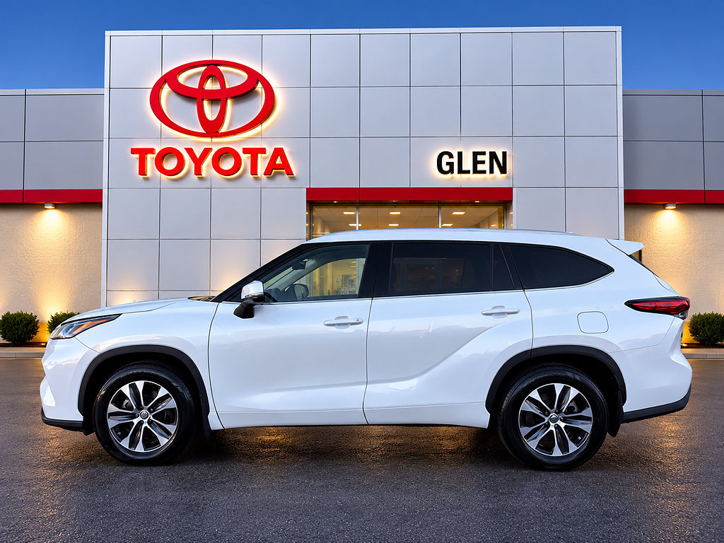 Used 2022 Toyota Highlander XLE AWD/4WD image 4