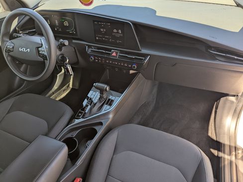 Used 2024 Kia Niro LX image 10