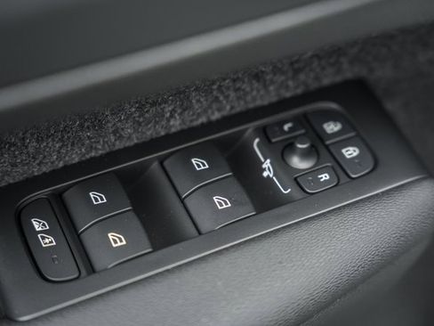 Certified 2025 Volvo XC40 B5 Ultra w/ Climate Package image 38