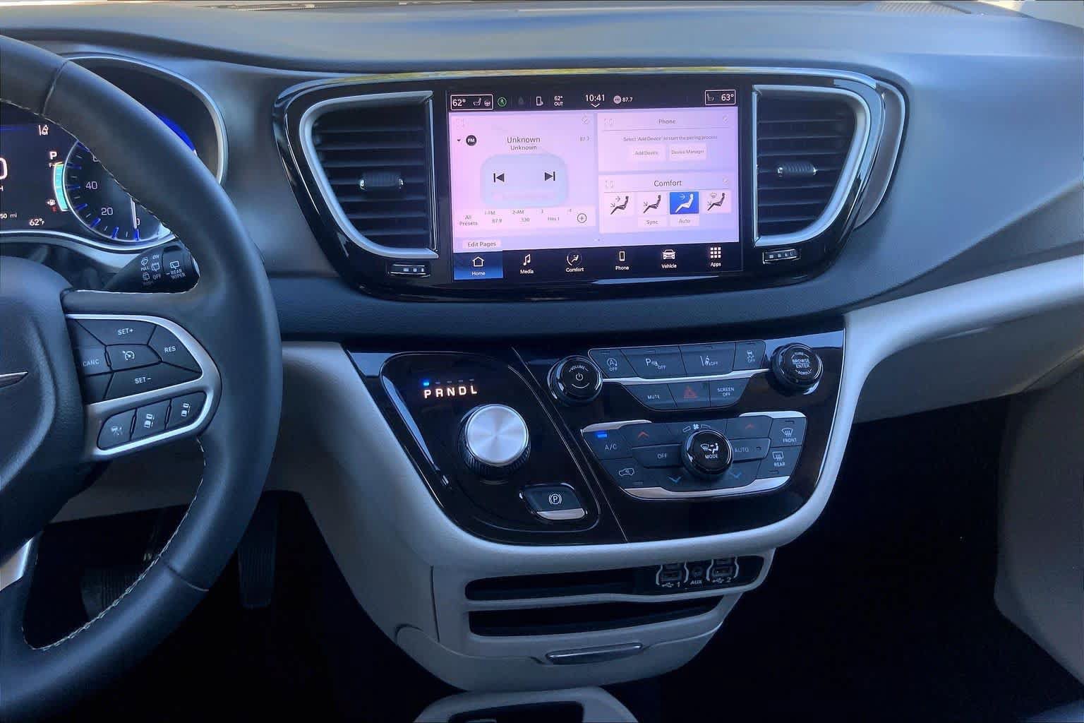 Used 2024 Chrysler Pacifica Touring-L FWD image 7