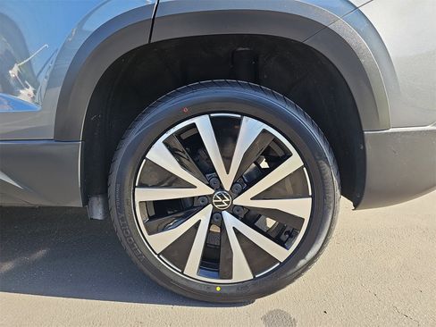 Used 2022 Volkswagen Taos SE image 32