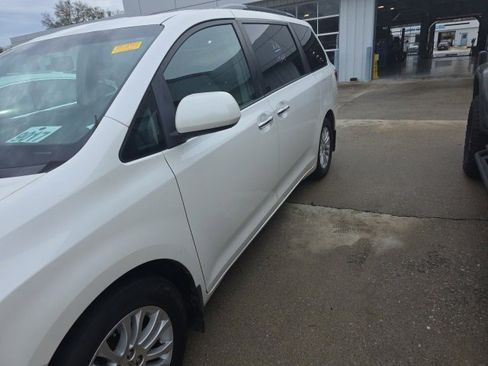 Used 2016 Toyota Sienna Limited image 3