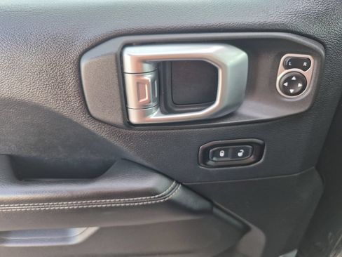Used 2018 Jeep Wrangler Unlimited Sahara AWD/4WD image 8