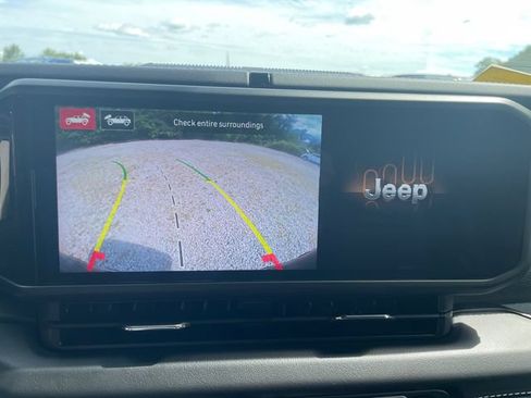 Certified 2025 Jeep Wrangler Unlimited Rubicon AWD/4WD image 33