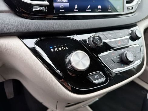 Used 2024 Chrysler Pacifica Touring-L FWD image 33