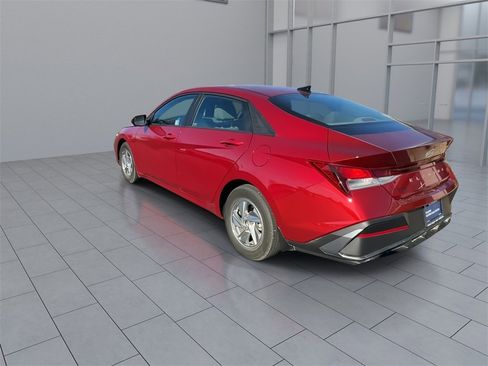 Used 2025 Hyundai Elantra SE image 6