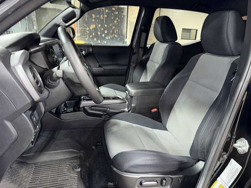 Used 2021 Toyota Tacoma TRD Sport w/ Technology Package AWD/4WD image 15