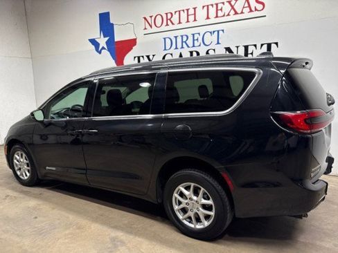 Used 2022 Chrysler Pacifica Touring-L image 9