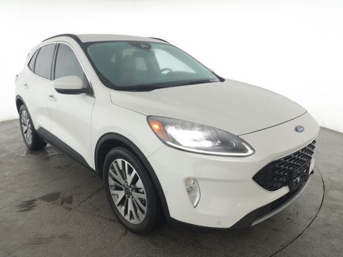 Used 2021 Ford Escape Titanium image 3