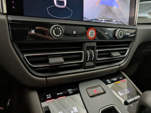 Used 2025 Porsche Macan image 38