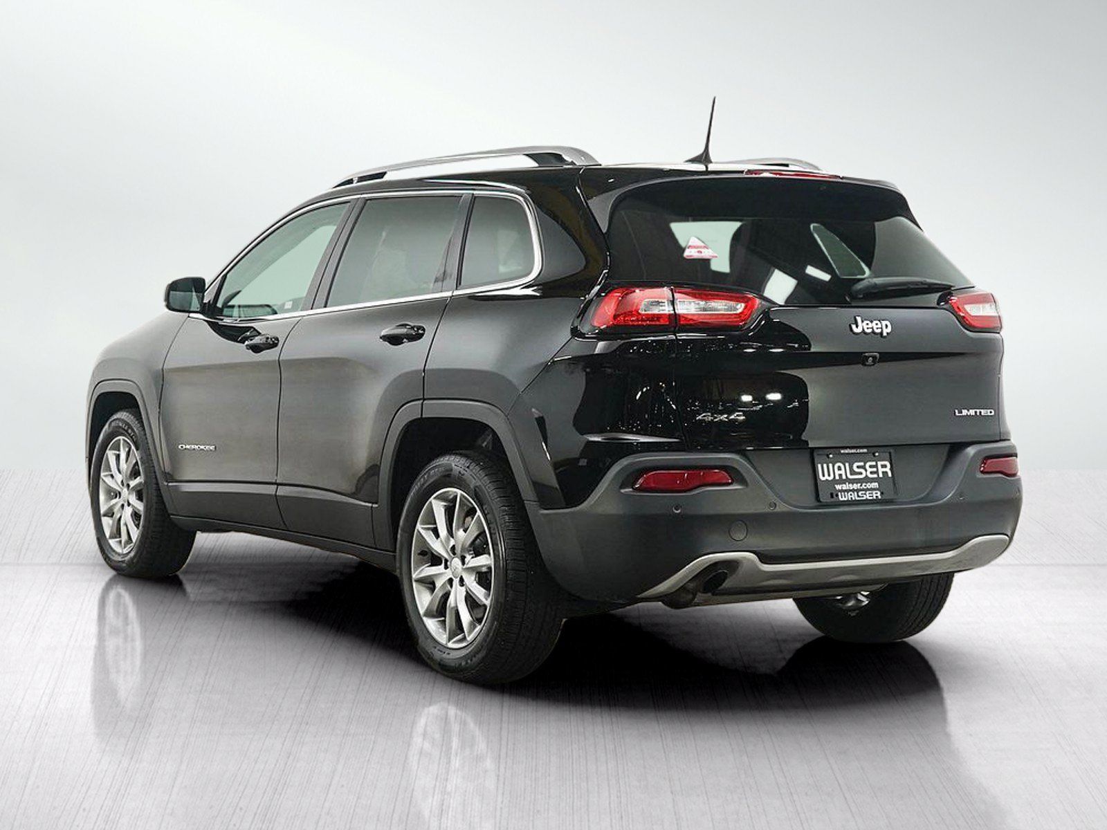 Used 2018 Jeep Cherokee Limited AWD/4WD image 3