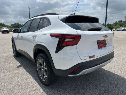 Used 2025 Chevrolet Trax LT w/ LT Convenience Package FWD image 5
