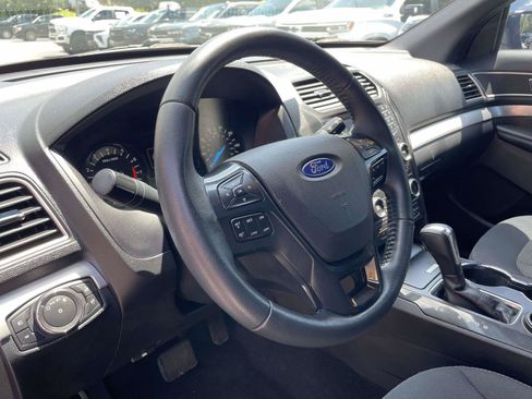 Used 2017 Ford Explorer XLT FWD image 7