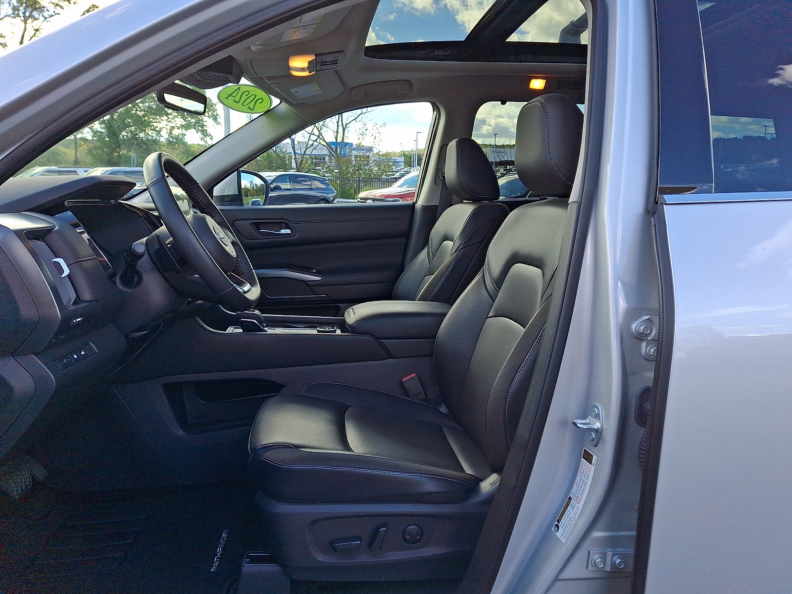 Used 2024 Nissan Pathfinder SL w/ SL Premium Package AWD/4WD image 15