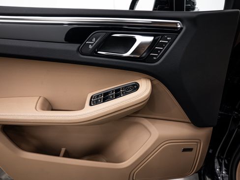Certified 2026 Porsche Macan AWD/4WD image 15